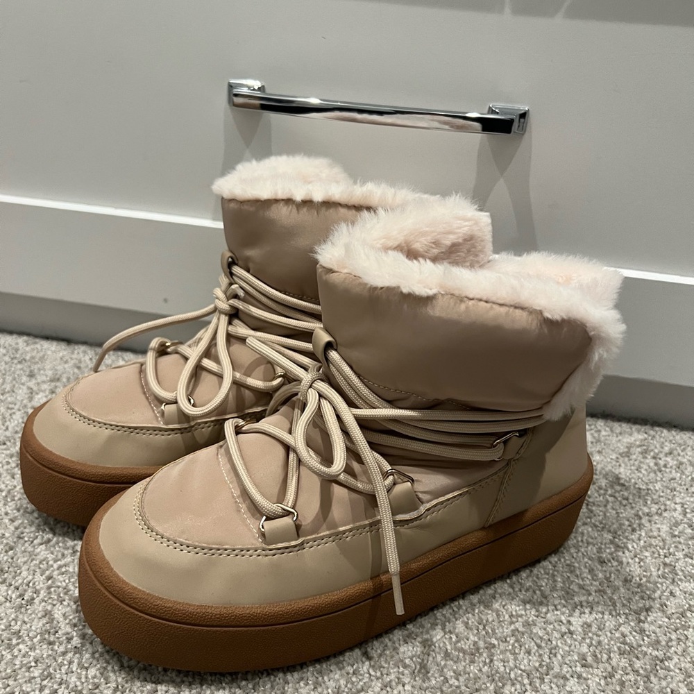 Old Navy Beige Fur-Lined Winter Boots